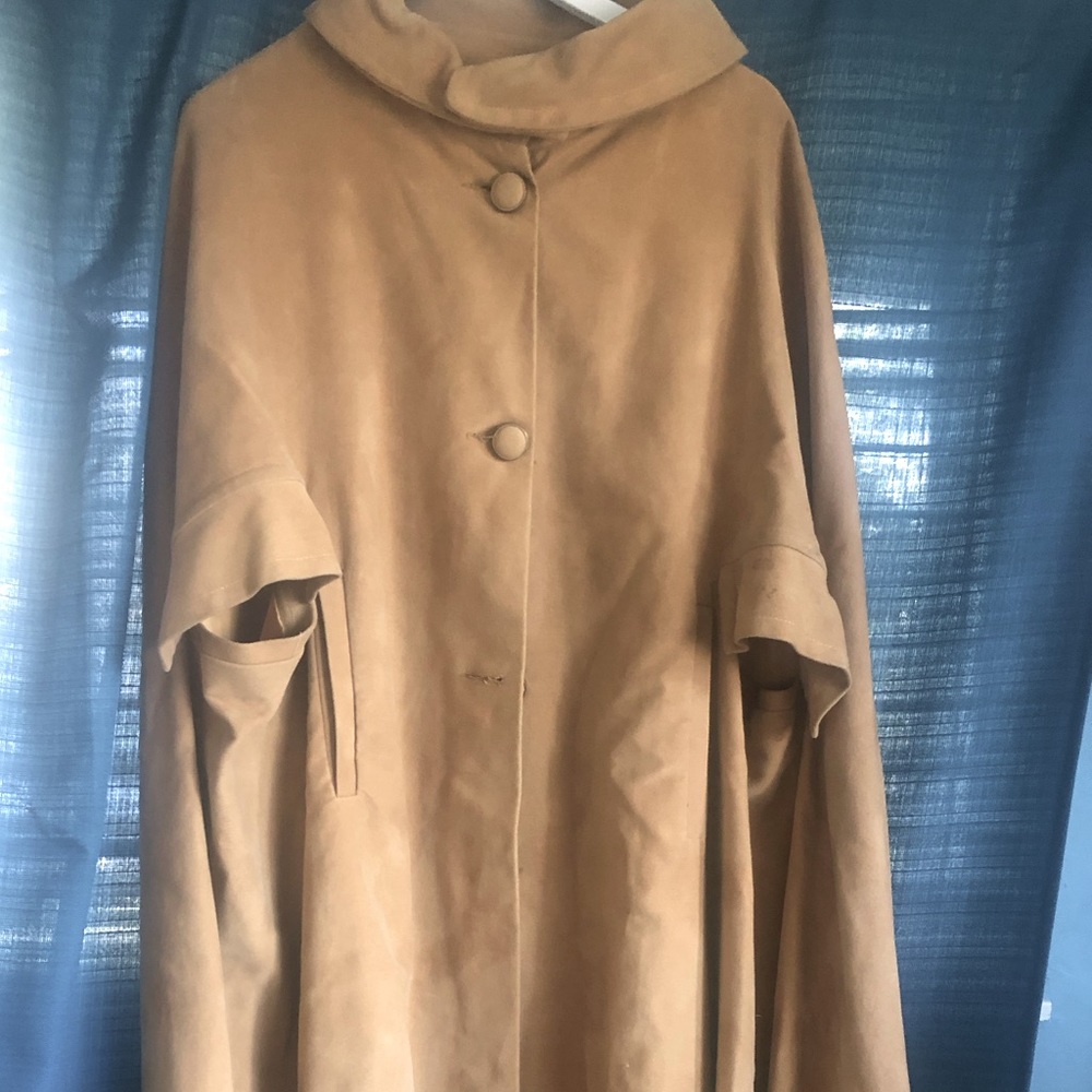 COPY - SUEDE! What a buy! 60s glam in this vintage suede cape. Soft, classy